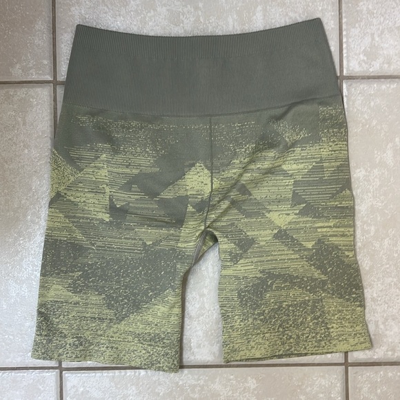 150. Gymshark Adapt Ombre Seamless Shorts Triangle | Taupe Grey Print, 5” inseam - Picture 4 of 10